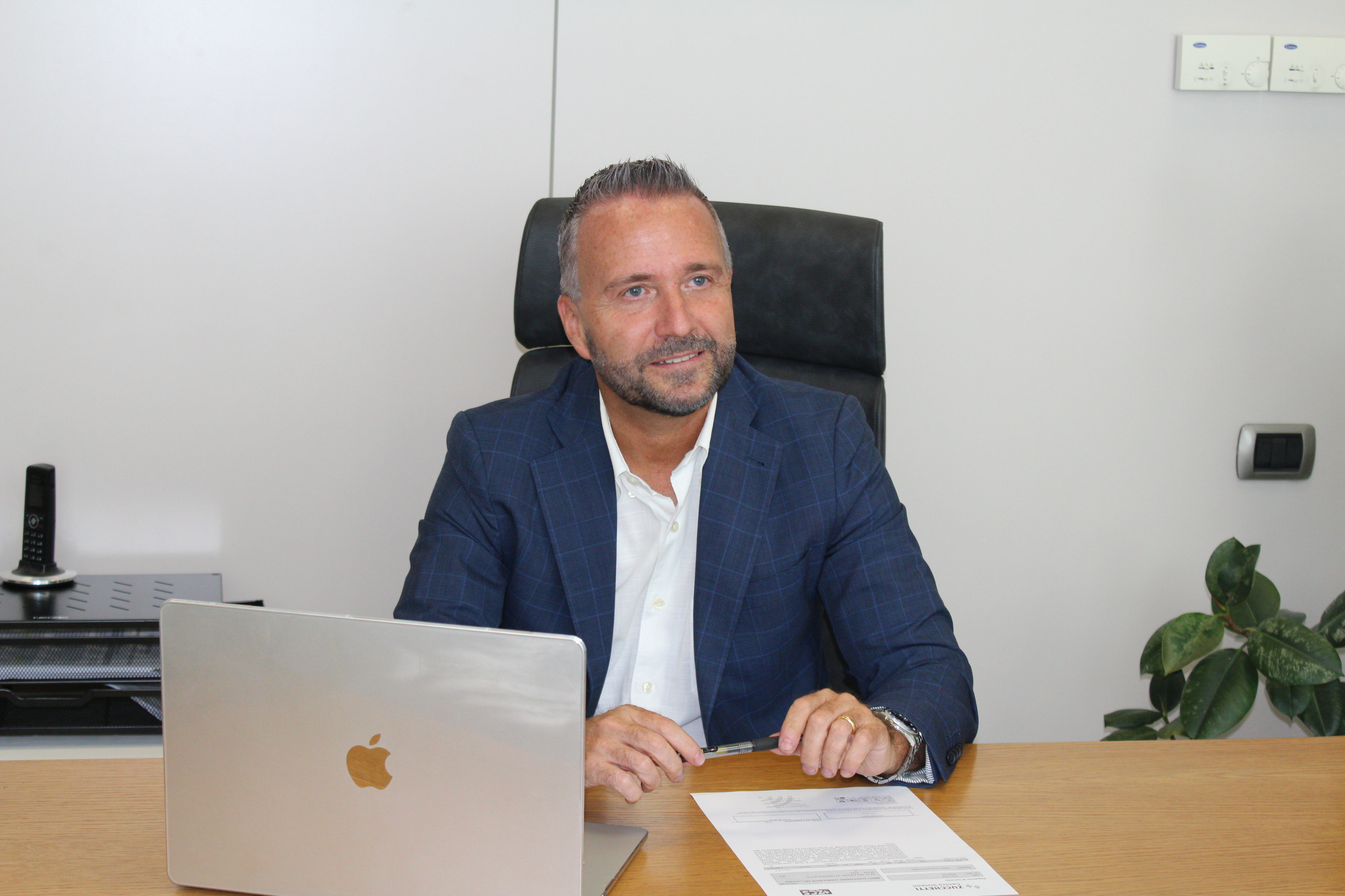 Alessandro Merli alla scrivania dello Studio, mentre esamina un documento